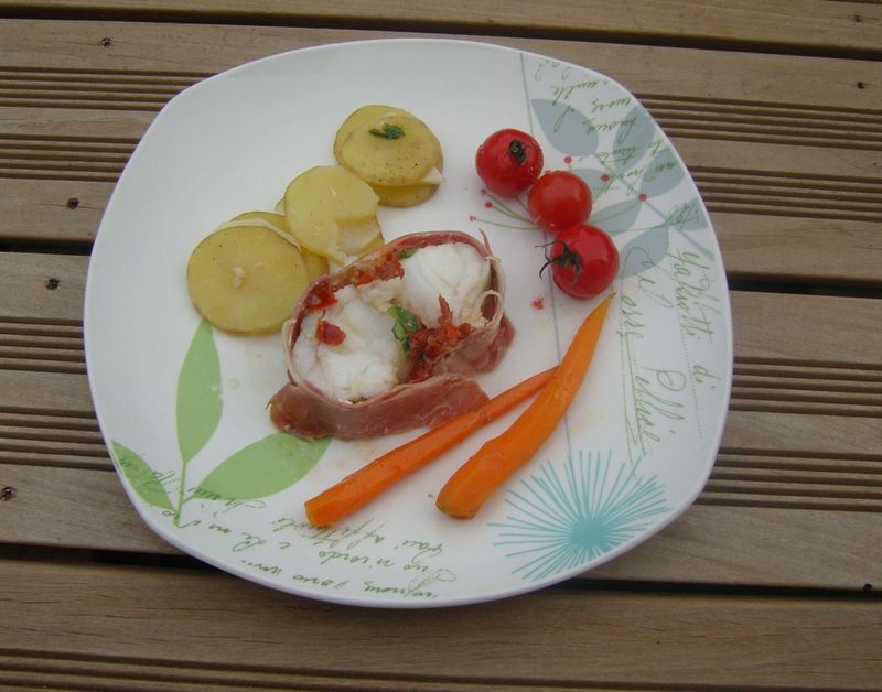 Roti de Lotte au speck, basilic et tomates entouré de ses légumes