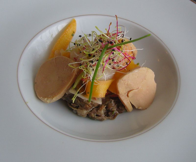 L'Epicurien -Effiloché de queue de boeuf en chemise de foie gras et légumes racines à l'huile de noix, servi avec son consommé glacé