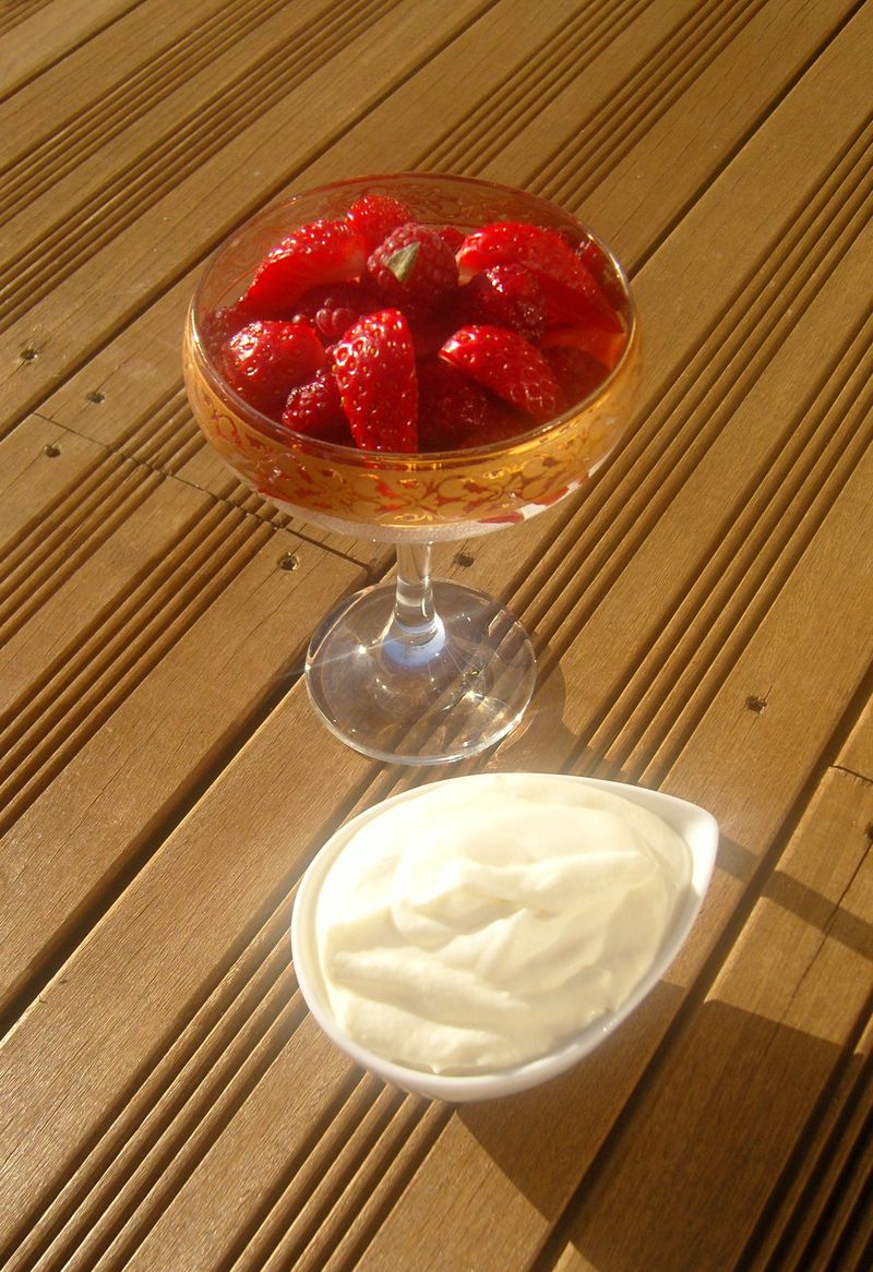 Coupes Fraises Framboises et leur Chantilly au Chocolat Blanc