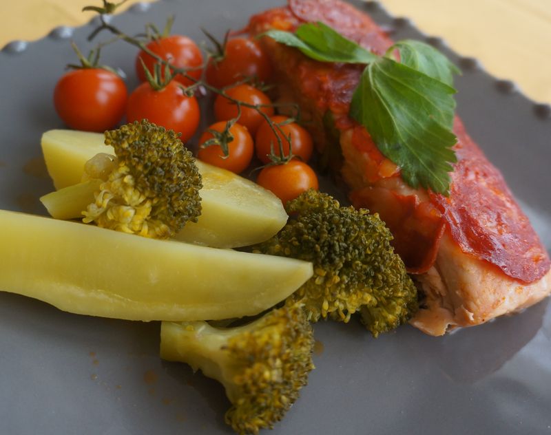 Saumon en Ecailles de Chorizo et ses légumes vapeurs et rôtis