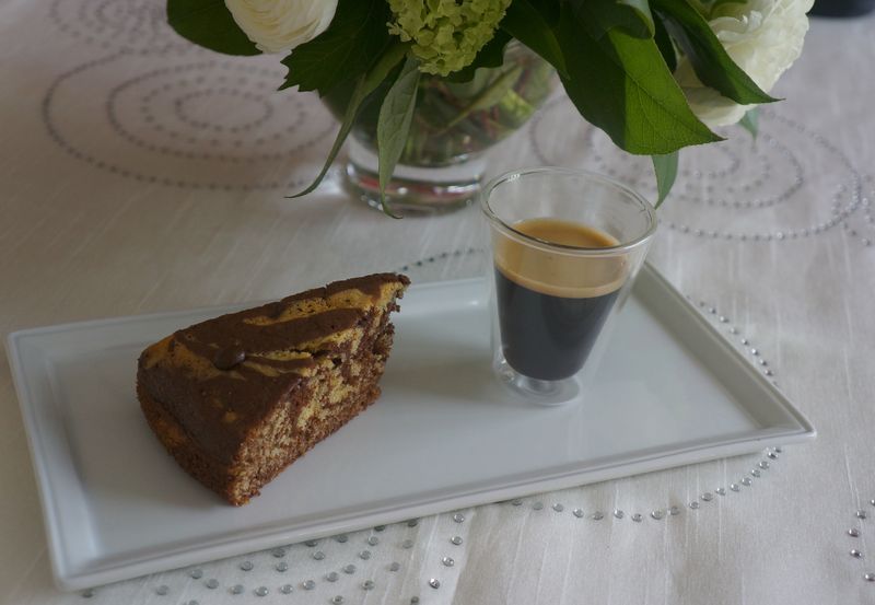 Marbre italien Café Gourmand avec bouquet printanier Marbre italien Café Gourmand avec bouquet printanier