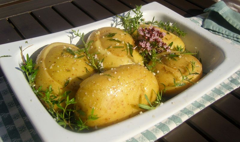 Pomme de terre au Thym cuite au four