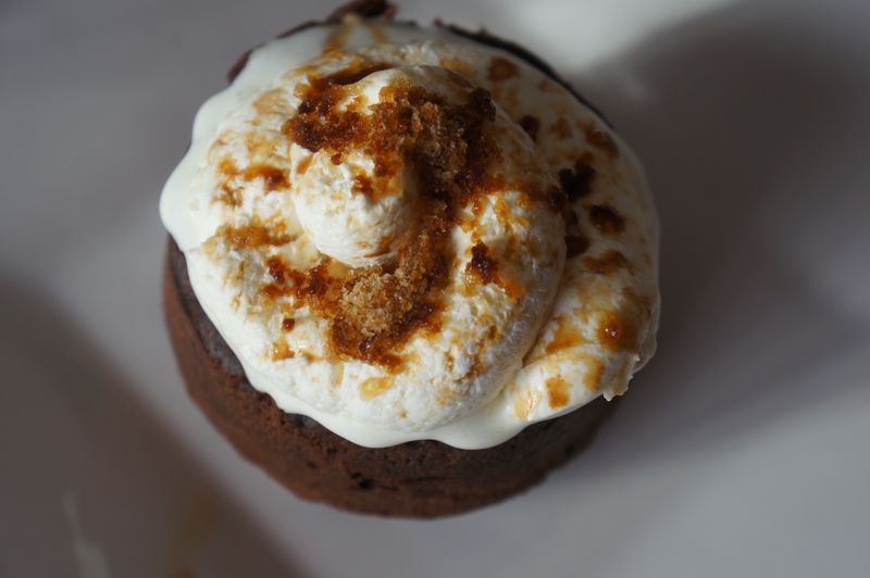 Granité au café sur gâteau chocolat tiède